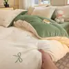 Conjunto de cama de quatro peças em veludo de leite, capa de edredom em flanela de lã de coral, novo conjunto de lençóis outono/inverno 2025, conjunto de três peças espessado e com forro de lã