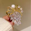 Broche de Lazo de Cinta con Diamantes Brillantes de Lujo Ligero, Ramillete de Flores Elegante para Llevar en la Mano, Accesorios Decorativos Versátiles y Elegantes para Ropa de Abrigo