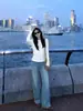 Trench coat branco com uma blusa interna de manga longa, estilo feminino, nova coleção 2026, adequado para usar no início do outono como peça única, blusa estilo coreano