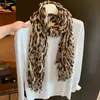 Lenço fino plissado com estampa de leopardo retrô estilo americano para mulheres, início do outono de 2026, xale longo estilo vintage, moderno