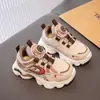 Sapatos Infantis Masculinos 2024 Outono Novo Estilo Tênis Infantis Antiderrapantes de Solado Macio Crianças de Meia-idade e Grandes Meninas Fivela Rotativa Sapatos de Pai