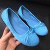 Sapatilhas Bailarinas de Seda Parisiense com Laço Femininas de Bico Redondo e Decote Baixo Slip-on Prata Suave Mary Jane