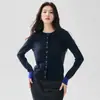 Coleção outono e inverno: Cardigã de malha de cashmere com blocos de cor estilo francês para mulheres, com corte solto, efeito emagrecedor, decote redondo e mangas em blocos de cor.
