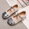Zapatos Pequeños de Cuero para Niñas 2024 Primavera Nuevos Zapatos Infantiles Suela Suave Zapatos de Princesa Tesoro de Mujer Populares en Línea Estilo Extranjero Zapatos Individuales Primavera y Otoño