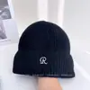 Gorro de Lana Cálido de Moda con Letra Bordada para Mujer Invierno Versátil Informal Gorro de Punto a Crochet a Prueba de Frío a Prueba de Viento Gorro de Poner Gorro Frío
