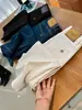 Calça jeans de perna reta! Um item essencial para o outono, estes jeans cropped que afinam, na cor café, são perfeitos para mulheres baixinhas e oferecem elasticidade em quatro direções.