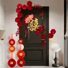 Decoraciones de personaje "Doble Felicidad" aterciopeladas para dormitorios, marcos de puerta de habitación de bodas y puertas de armarios, con arreglos florales de boda y flores artificiales