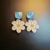 Brincos de tarracha brancos com flores tridimensionais estilo férias na praia para mulheres, novo modelo 2026, brincos extremamente bonitos, únicos e charmosos