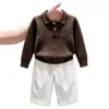 Roupas infantis coreanas coleção outono/inverno 2026: suéter de tricô com gola alta e textura marrom e calça branca reta da moda para crianças