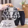 Conjunto de Tres Piezas de Manga Larga Estilo Coreano para Niños, Nuevo Atuendo de Manga Larga a la Moda Callejera para Primavera y Otoño, Directo del Fabricante