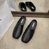 Chinelos Tecidos Confortáveis com Solado Grosso Slip-On Modernos 2026 Meio Chinelo Fechado Simples Tamanho Grande Estilo Novo