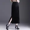 Saia de veludo dourado de cintura alta que abraça os quadris para mulheres, novo estilo outono e inverno 2026, saia elegante e que afina o corpo de comprimento médio com uma fenda nas costas