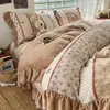 Juego de ropa de cama de cuatro piezas estilo retro francés con estampado de lunares florales de terciopelo de leche, funda de edredón gruesa de coral para bebé de doble cara para invierno