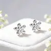 Pendientes de Acero de Titanio Transfronterizos con Forma de Flor de Cinco Pétalos Incrustados de Diamantes, Pendientes Sencillos de Acero Inoxidable Bicolor Dorado y Plateado que No se Desvanecen para Mujer, Stock Listo de Fábrica