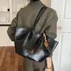 2026 Bolso Tote Versátil de Moda Transfronteriza Estilo Retro Europeo y Americano para Mujer, Bolso de Hombro para el Trabajo, Versión Coreana Bolso de Hombro de Gran Capacidad para Mujer