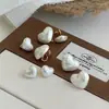 Berzalaya 2025 Novos Brincos Elegantes de Pérola em Formato de Floco de Neve Estilo Coreano para Mulheres, Brincos de Alta Qualidade Modernos e Simples em Formato de Coração
