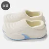 Chinelos de algodão impermeáveis em EVA para mulheres, forrados com fleece para o inverno, quentes e antiderrapantes; uso bidirecional masculino, sola macia, sapatos de algodão para interior, atacado masculino de inverno