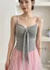 Diseño puramente sensual con adornos de diamantes, camisola brillante con corbatín y cintas, con copas incorporadas, adecuada para usar como prenda exterior, hermoso top de espalda
