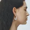 Nuevos aretes de textura hueca estilo chino para mujer, diseño de nicho, aretes de lujo ligero de alta gama, ear cuffs geométricos ovalados minimalistas
