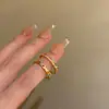 Anéis Finos Empilháveis Dourados com Zircônia Arco-Íris Fragmentada para Mulheres, Anel de Dedo Indicador de Luxo Leve de Nicho de Alta Qualidade, Anel Aberto