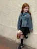 Roupas de Outono para Meninas Jaqueta Jeans Lavada e Desgastada Estilo Retrô Jaqueta Curta Fashionável Estilo Coreano Infantil Versátil
