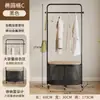 Nuevo modelo de perchero de pie, móvil con ruedas, perchero para dormitorio y uso doméstico