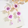 Pendientes de tela estilo vacacional con flor hueca y cristal, tachuelas dulces y a la moda, lujo ligero con un toque de alta gama y elegancia