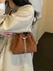 Bolso Cubo de Gamuza Estilo Relajado 2026 para Mujer, Bolso de Hombro con Cadena, Bolso Cruzado de Nicho