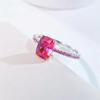 Anillo de esmeralda simulada de moda simple de lujo ligero, engastado con diamante de alto carbono, corindón rojo rectangular, temperamento degradado, anillo para mujer