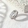 Anillo de acero inoxidable explosivo transfronterizo para hombres y mujeres, anillo de acero de titanio con tallado de personajes, anillo de lujo ligero de alta calidad para mujeres, joyería de nicho