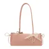Este año, el estilo dulce y femenino está de moda, con bolsos pequeños cuadrados y bandoleras siendo populares.. Aquí hay algunos diseños nuevos de primavera 2026: bolsos de hombro ligeros y minimalistas y bolsos de axila de moda
