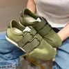 Modelo popular versátil 2026: Sapatos casuais femininos de sola grossa com fivelas duplas, estilo de treino alemão, estilo outono, tecido verde e marrom