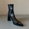 Primeiro Encontro Botas Finas de Couro Macio Bico Fino Sazonais Salto Alto Emagrecedoras Botas Curtas para Mulheres Outono 2026 Novo Estilo Zíper Lateral Botas Elegantes