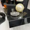 Anel de Diamante de Alto Carbono com Borda de Renda Estilo Versa Port para Mulheres Espessura 18K Ouro Branco Moda Nicho Super Fada Anel Versátil