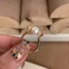 Livro vermelho pequeno com anel de pérola e diamante 2024 nova moda de nicho luxo anel de dedo fechado uma geração de cabelo