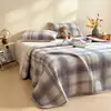 2026 Novo Colcha de Cama Estilo Minimalista de Veludo Leiteiro Colchão Espessado e Quente, Colchão Reversível com Listras Xadrez