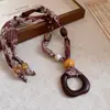 Colar Pingente Anel de Madeira Vazado Vintage, Corrente para Suéter com Design de Nicho da Moda, Acessório de Pescoço Versátil Simples Europeu e Americano