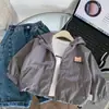 Jaqueta Infantil Bangcheng 2026 Outono Novo Estilo Jaqueta com Capuz e Zíper Xadrez para Meninos Moda Primavera e Outono Roupa Atacado