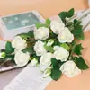 Venta al por mayor de fábrica ramo de rosas artificiales de tres cabezas en un solo tallo, rosas falsas decorativas, flores artificiales para sala de estar, mesa de comedor, jarrón y arreglo floral