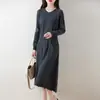 Nuevo vestido de punto para otoño e invierno 100% lana, cuello redondo, manga larga, entallado en la cintura, vestido suéter largo y versátil de moda para mujer