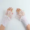 El accesorio de manga con ribete de flecos de encaje más vendido de Amazon, adecuado para desfiles de moda, con una decoración de encaje tridimensional inspirada en Chanel y puños falsos.