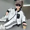 2361 Roupa de Outono para Meninos 2026 Novo Estilo Coreano Jaqueta Esportiva e Calça de Moletom Conjunto de Duas Peças para Crianças Primavera e Outono