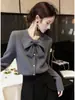 Cárdigan de Punto Corto de Moda Estilo Hermana Real de Gama Alta para Reducir la Edad, Nuevo Suéter con Solapa y Lazo Rojo para Mujer Otoño e Invierno