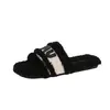 La moda y la comodidad van de la mano, y las sandalias sin cordones están liderando las tendencias de moda para el hogar.