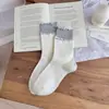 Calcetines lindos y dulces hasta la mitad de la pantorrilla, estilo fino de otoño con bordes rizados, etiqueta de tela floral estilo coreano, calcetines apilados a rayas para mujer