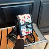 El Bolso Cuadrado Pequeño con Estampado Retro de Moda Francesa de Este Año Tiene un Tacto Refinado y Es un Bolso Pequeño de Hombro Cruzado