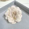 Broche de Flor de Seda Suqi Corgan para Mujer, Broche de Camelia de Tela, Insignia de Joyería al por Mayor