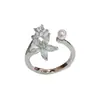 Anillo Abierto de Verano Nueva Moda Dulce Versátil con Circonita Pétalo Perla con un Diseño Único Minimalista de Lujo Ligero