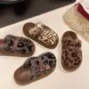 Chinelos Peludos Birkenstock com Estampa de Leopardo para Mulheres, Adequados para Uso Externo, Novos Modelos Outono/Inverno 2026, Chinelos de Pelúcia de Algodão com Solado Macio e Toque de Luxo