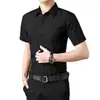Venta al por mayor del fabricante Camisas para hombre Color liso Verano Manga corta Ropa de trabajo profesional Negocios Versátil Ajuste ceñido Tops casuales